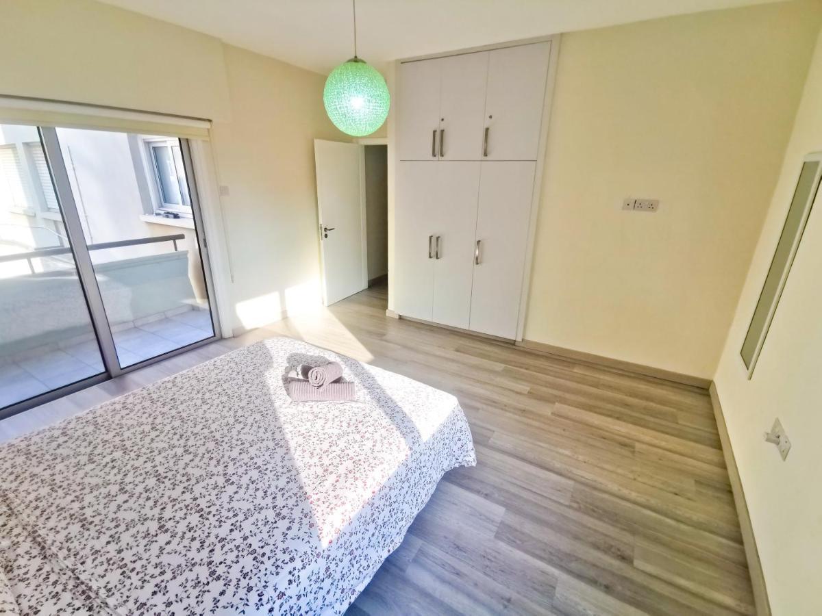 Beach-A-Holic Apartment, 2 Min Distance From Larnaca Marina Exterior photo