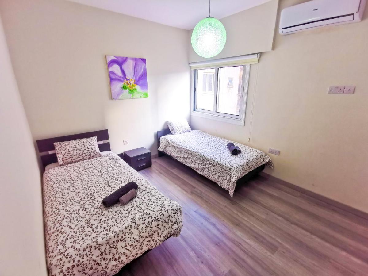 Beach-A-Holic Apartment, 2 Min Distance From Larnaca Marina Exterior photo